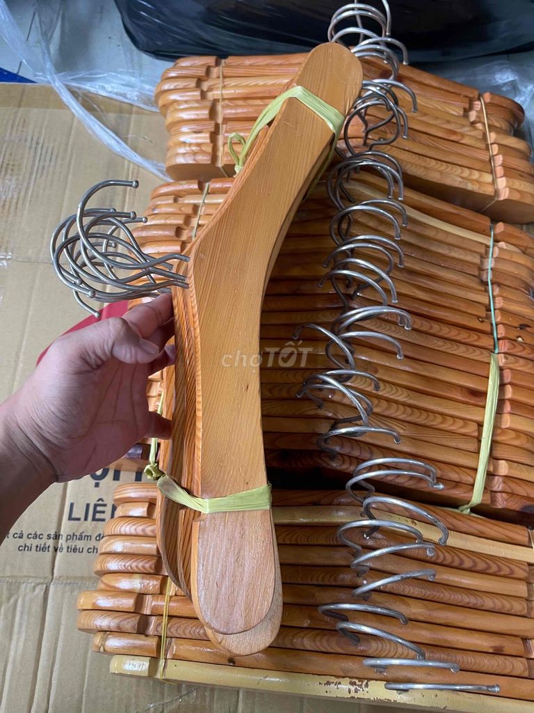 Móc treo quần áo Gỗ Vàng, Nâu, Đen. Mua bán Nội thất, đồ gia dụng khác tại Quận Bình Tân Tp Hồ Chí Minh được đăng bởi Trang hình 1