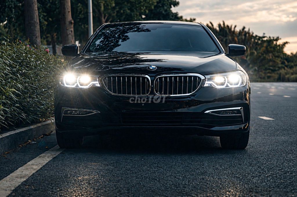 Линия класса люкс BMW 530i 2019, черная, 69 000 км