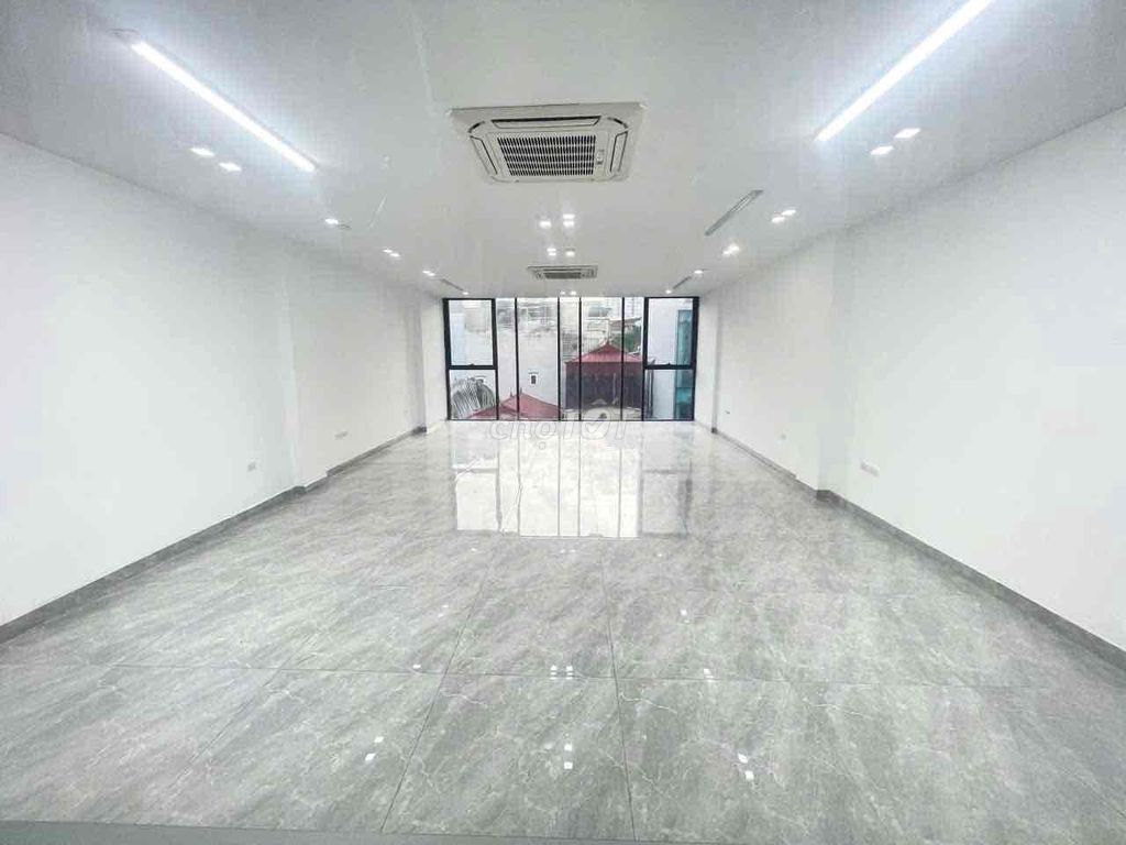 Mới tinh! Sàn VP Hoàng Cầu 90m2 chỉ 15tr/tháng, thang máy, hầm xe