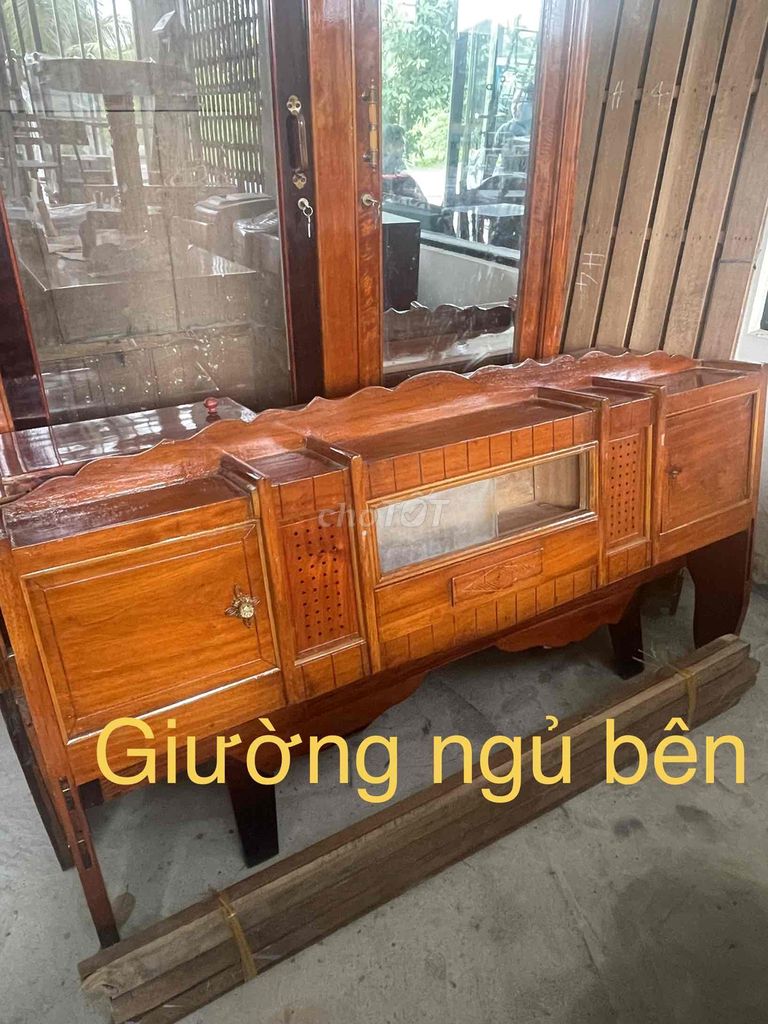 Giường gỗ bên