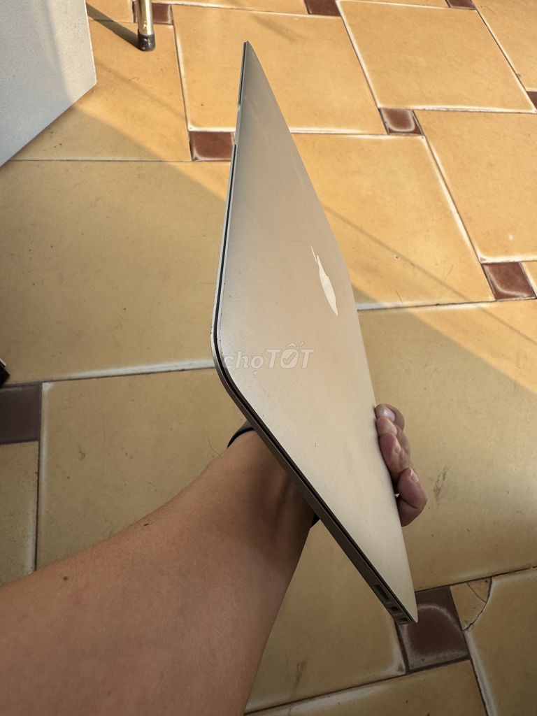 bán macbook air A1466 -13inch i5 ram 4gb , 256gb. Mua bán Laptop tại Quận Đống Đa Hà Nội được đăng bởi trần cường hình 1