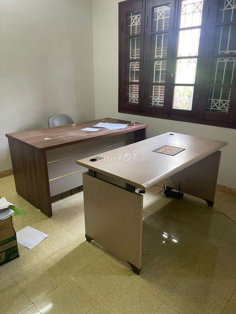 01 bàn giám đốc Gỗ Nâu, 4 bàn nhân viên Lufa. Mua bán Đồ dùng văn phòng tại Quận Tây Hồ Hà Nội được đăng bởi Hoang Trong Thuy hình 1