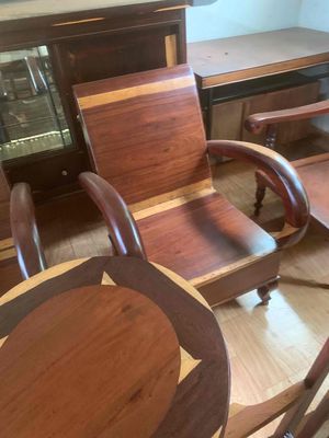 hai ghế salon hộp bàn tròn phun gỗ tốt xưa cũ
