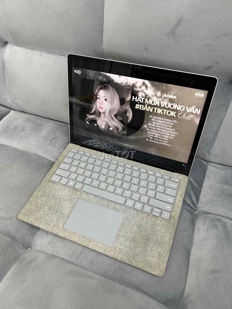 Suface Laptop 2 i5 màn 2K màu bạc sang trọng. Mua bán Laptop tại Quận Tân Bình Tp Hồ Chí Minh được đăng bởi Laptop YG hình 1
