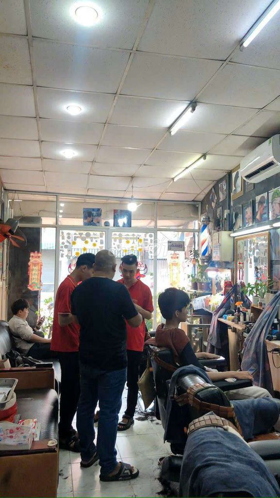 Sang tiệm barbershop hớt tóc