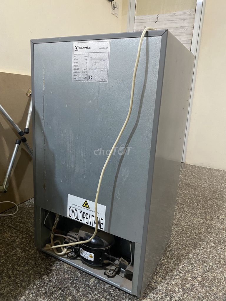 Dư 1 tủ lạnh Electrolux