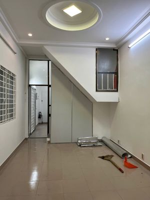 Nhà  Mới Sơn Sửa Hẻm Xe Tải Tiện Ở Và Kinh Doanh