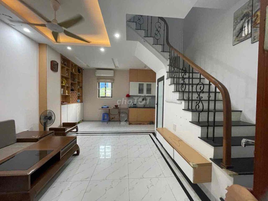 cho thuê cả nhà 4 tầng 4 ngủ. khách bếp . điện nước giá nhà nước
