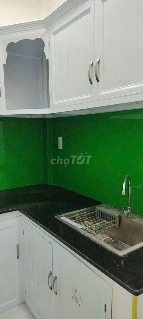 СТРАТЕГИЧЕСКИЙ 5-МЕТРОВЫЙ ПЕРЕУЛОК РЯДОМ С РЫНКОМ, 3x10 см, 30 м2, 1%