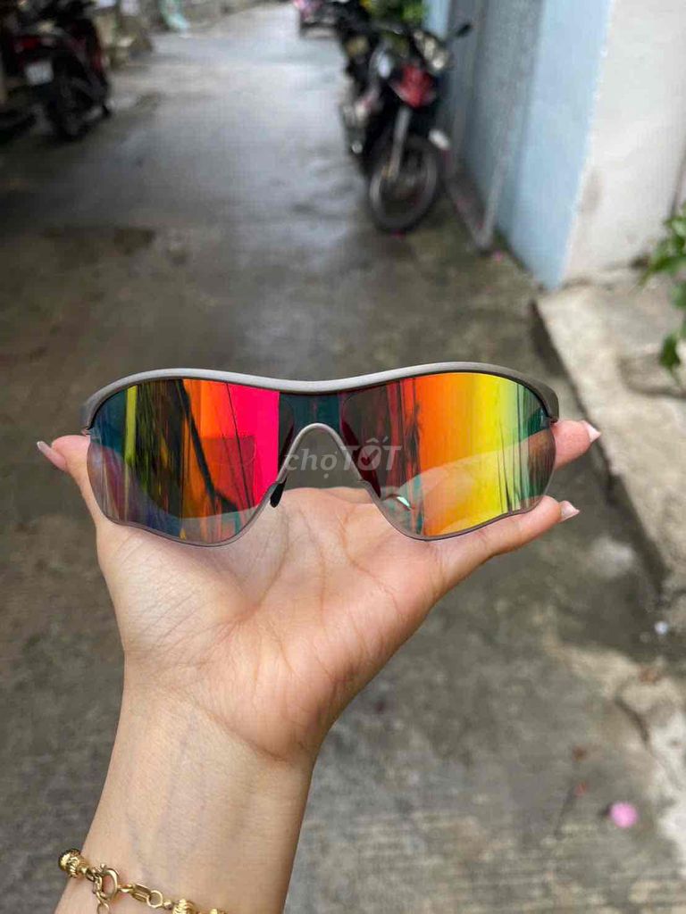 Kính râm unisex gọng full đen khói. Mua bán Phụ kiện thời trang khác tại Quận Hải Châu Đà Nẵng được đăng bởi Khánh Huyền hình 1