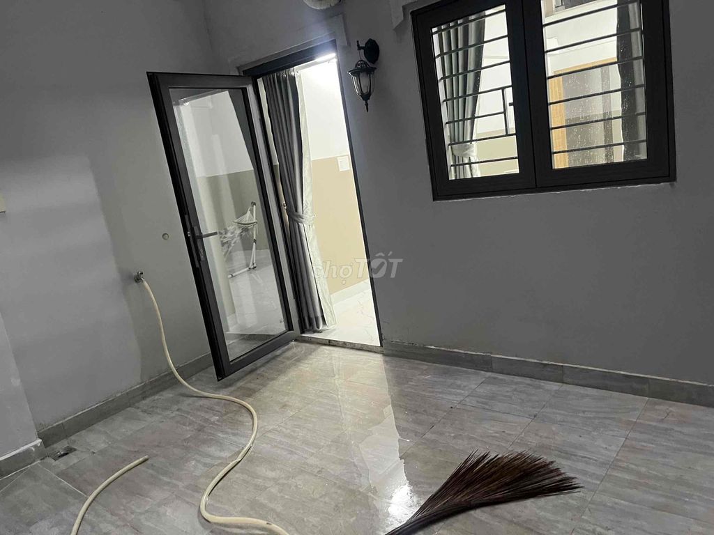 Phòng trọ dưới trệt 25m2, sân riêng 12m2, giá 5,5 triệu/tháng