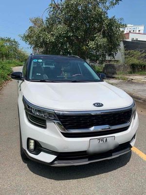 Kia Seltos Trắng 5 chỗ preum,Ban cao nhat