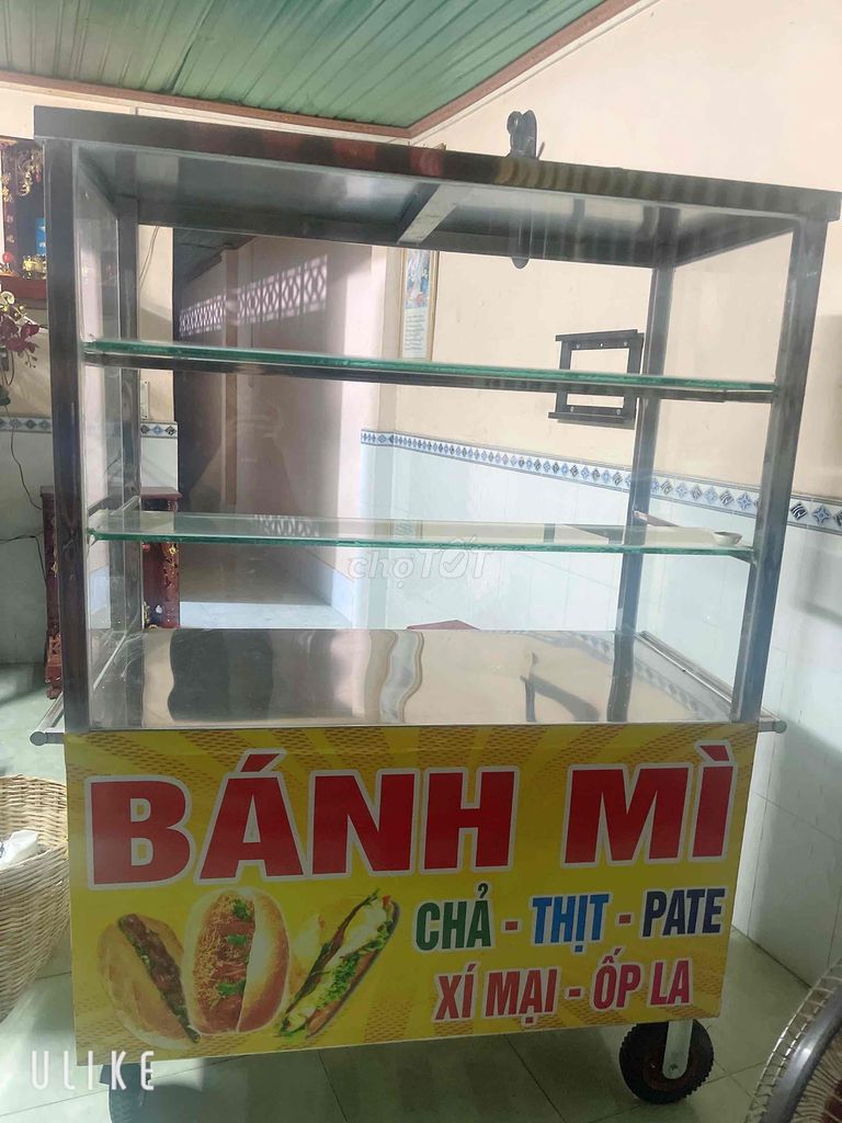 xe bánh mì và đồ dụng cụ bán