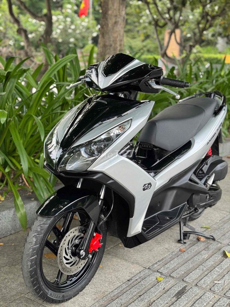 Airblade 125 2015 серебристый Porsche с городским номером от собственника