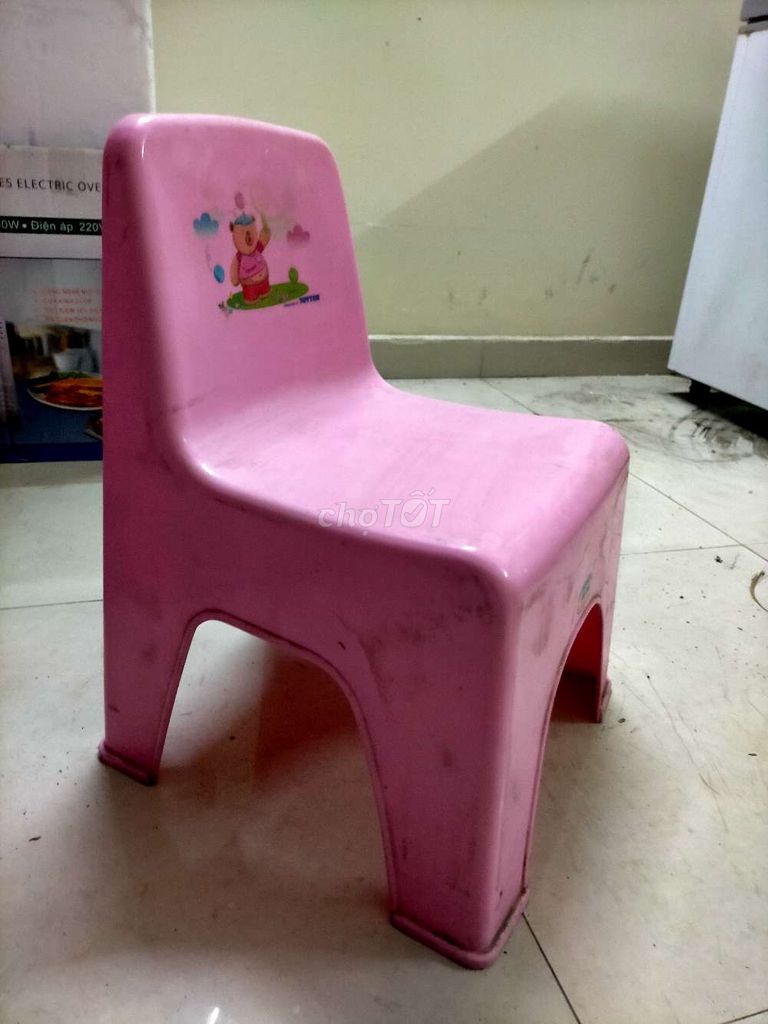 Ghế nhựa màu hồng baby