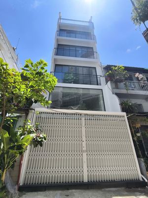Mặt tiền thụt 3/2 q11 5x15m 6T thang máy