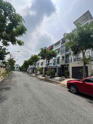 Nhà phố 276 m² · 5 PN · Đường số 30