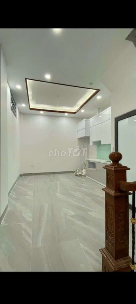 Cho thuê nhà gần RoYal city,5 tầng,ngõ thông