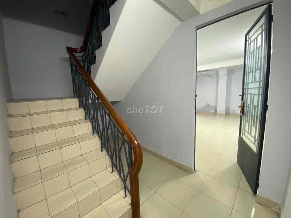 Cho thuê nhà mặt tiền lớn ngay gần Ga T3
