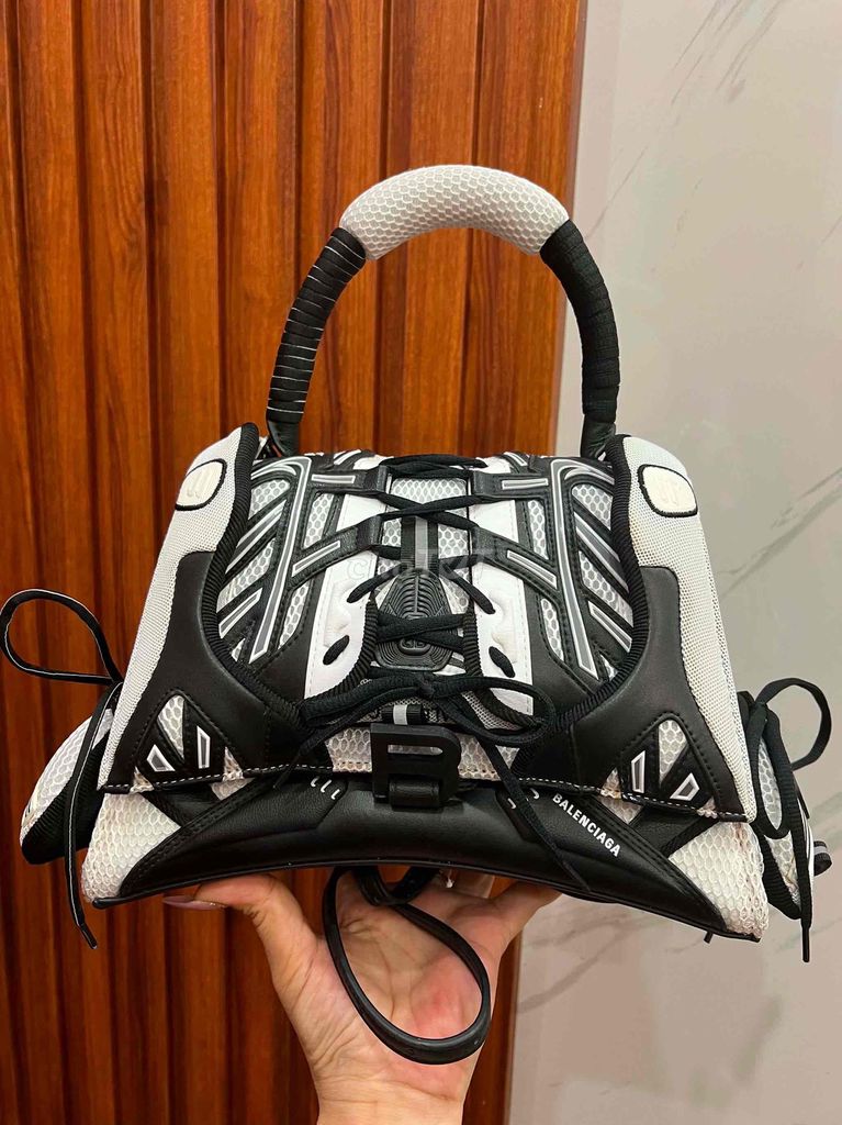 Balenciaga Sneakerhead Phone Holder Da thật. Mua bán Túi xách tại Quận Sơn Trà Đà Nẵng được đăng bởi Rust Studio  hình 1