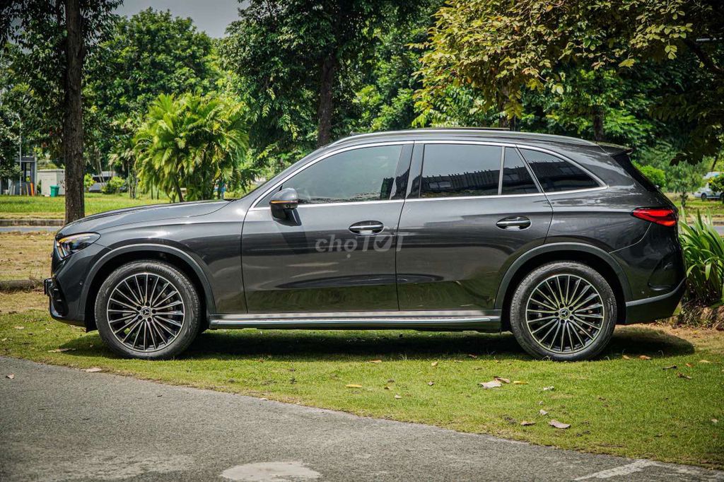 Mercedes GLC 300 All New 2023 Серый Титан в отличном состоянии