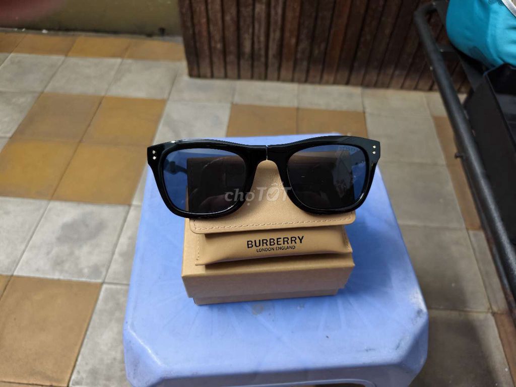 Kính râm Burberry Kính gập Đen Mới. Mua bán Phụ kiện thời trang khác tại Quận 10 Tp Hồ Chí Minh được đăng bởi Nguyen hung hình 1