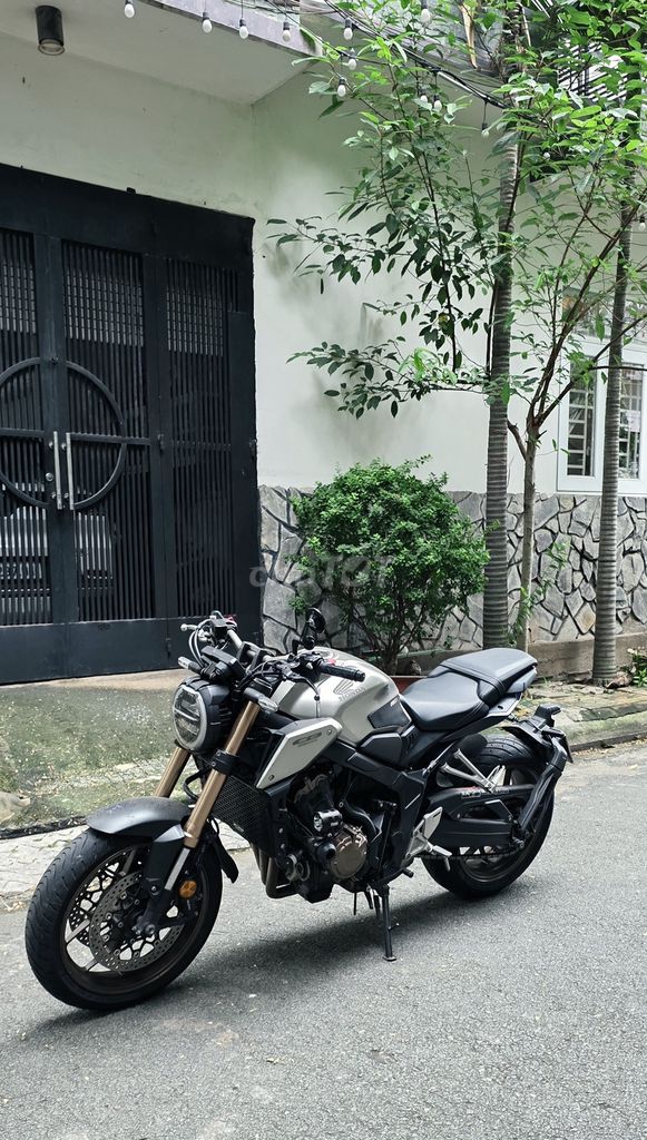 Honda CB650R 2020 Нейкед Серебристый 18 тыс. км