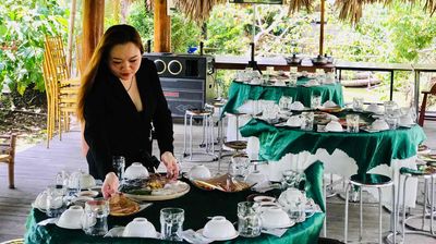 Tuyển Phục Vụ Quán