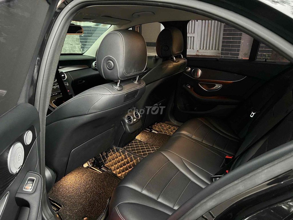 Mercedes-Benz C200 2018 черный 50 000 км