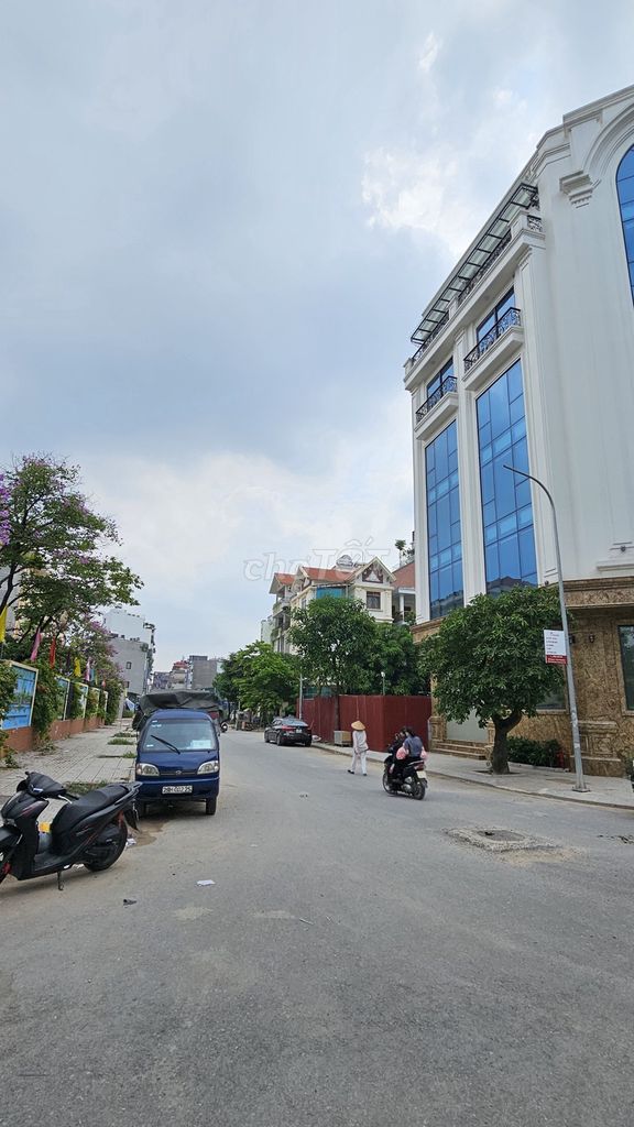 Toà VP Lô Góc - Vỉ hè OTO tránh - Khu đô thị Nguyễn Xiển - VIP
