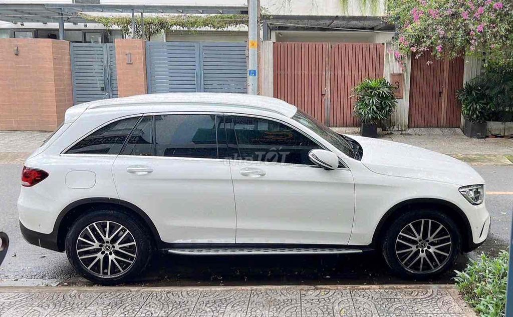 Мерседес GLC200 4Matic 2022 Белый 9000 км