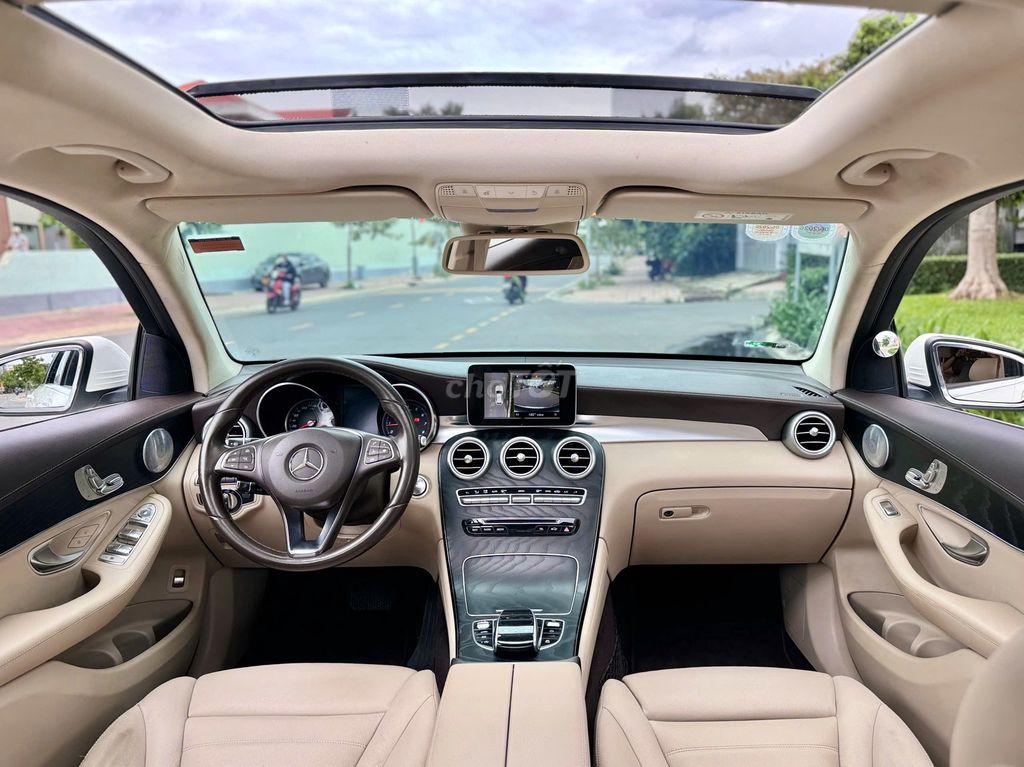 Mercedes-Benz GLC300 4Matic kính 3 lớp Apple Car. Mua bán Ô tô tại Quận Bình Thạnh Tp Hồ Chí Minh được đăng bởi Hoàng Phát hình 2