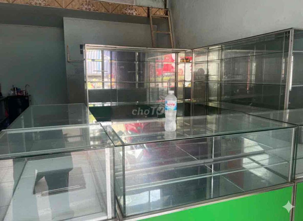 Tủ trưng bày Kính cường lực. Mua bán Tủ, kệ gia đình tại Thành phố Dĩ An Bình Dương được đăng bởi Văn Phước hình 1