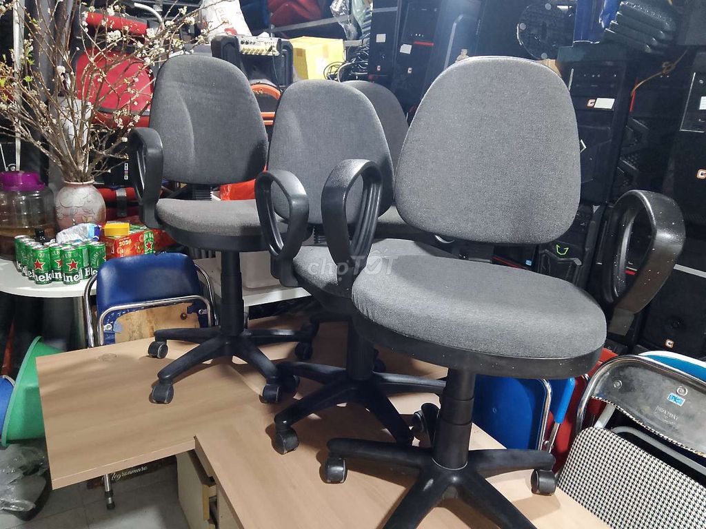 Ghế xoay Xám có tay vịn. Mua bán Bàn ghế tại Huyện Thanh Trì Hà Nội được đăng bởi Ban ghe hình 1