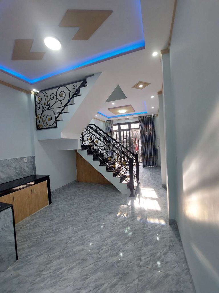 Bán nhà 2 tầng ngay ngã 3 cây sung