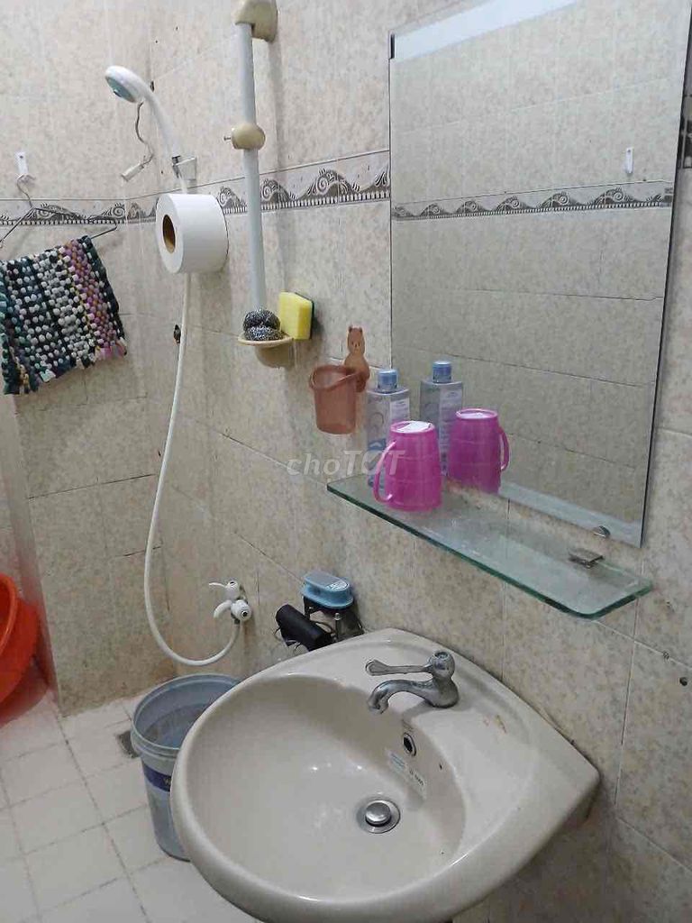 phòng rộng rãi ngay trung tâm quận 6