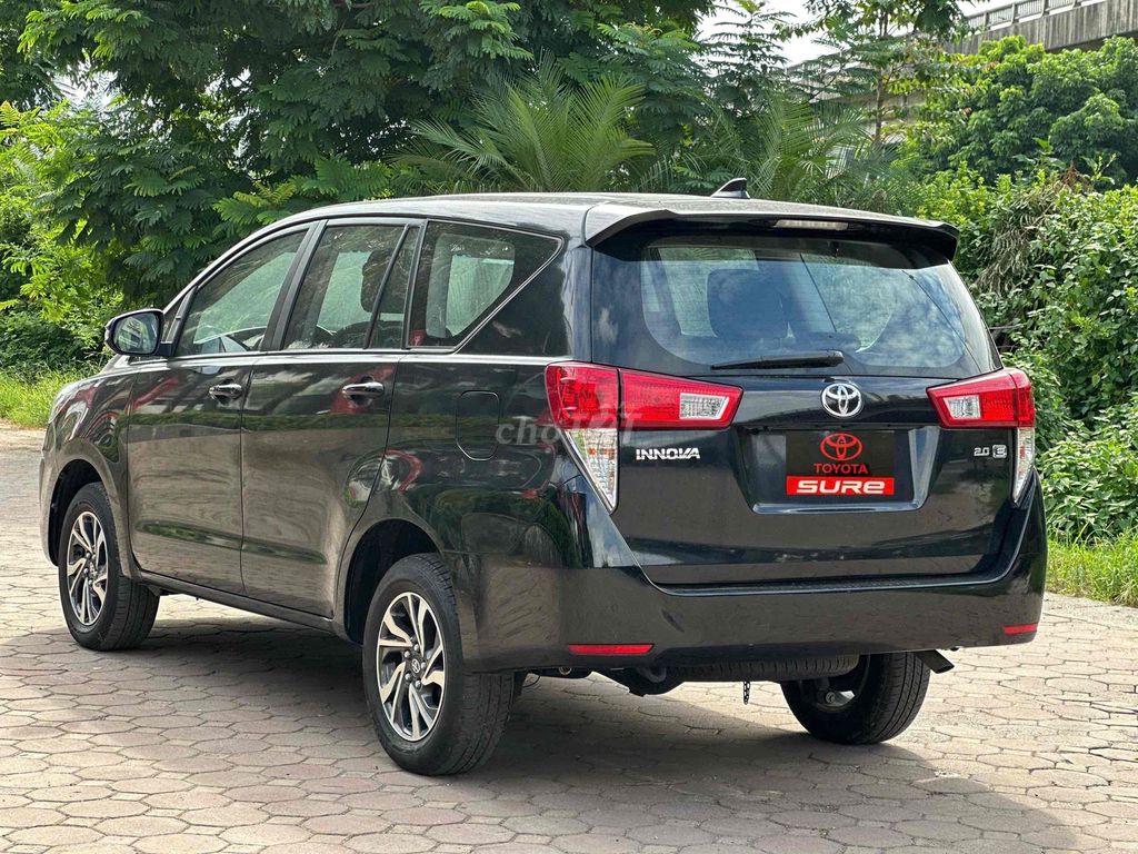 Toyota Innova 2.0E 2022 Новый черный номер 2 на 4 км, черный этаж