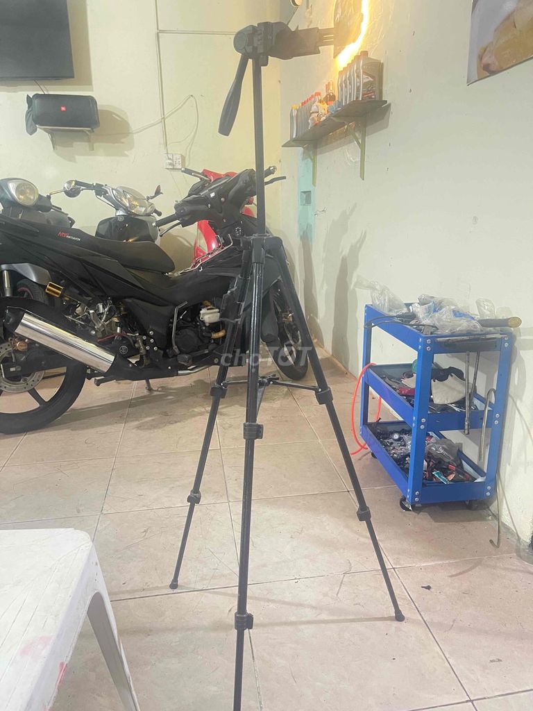 Chân máy ảnh kim loại màu Đen. Mua bán Máy ảnh, Máy quay tại Quận Liên Chiểu Đà Nẵng được đăng bởi Xe Máy Cũ Duy Đạt  66 Nguyễn Khuyến hình 1