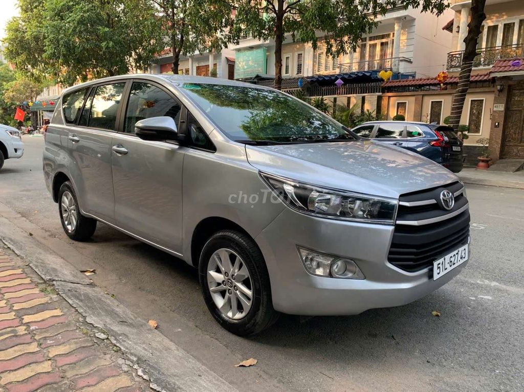 Gia đình bán xe Toyota Innova E SX 2019