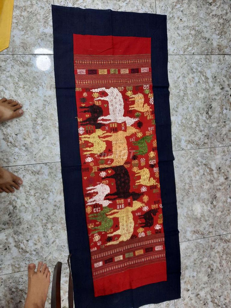 Tranh thêu Vải Đỏ Đen Vàng 55x150cm. Mua bán Đồ sưu tầm, đồ cổ tại Thị xã Bến Cát Bình Dương được đăng bởi quang uẩn hình 1