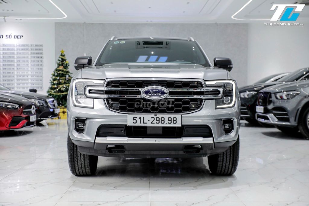 Ford Everest Titanium 4x4 2 cầu model 2023 3v1 km