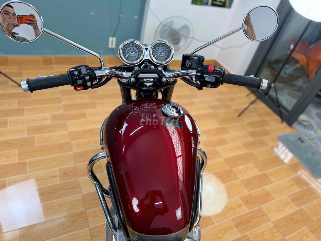 Triumph T120 ABS 2022 красный/серебристый, 4300 км