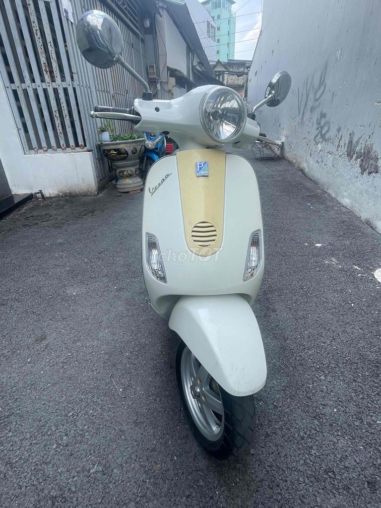 Piaggio Vespa белая
