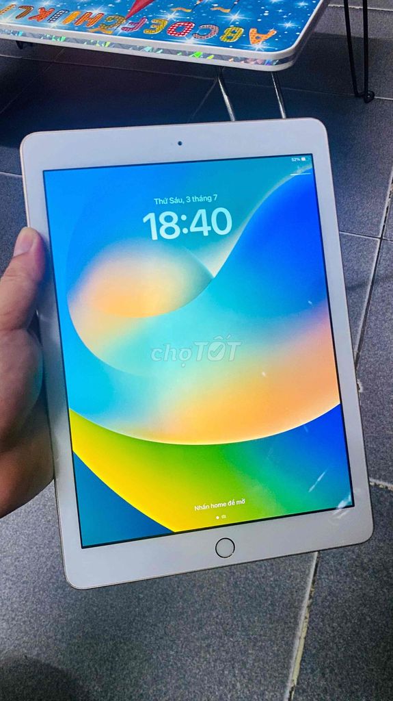 Apple iPad Gen 5 Wifi 32GB Vàng. Mua bán Máy tính bảng tại Quận Ba Đình Hà Nội được đăng bởi Anh Quân  hình 1