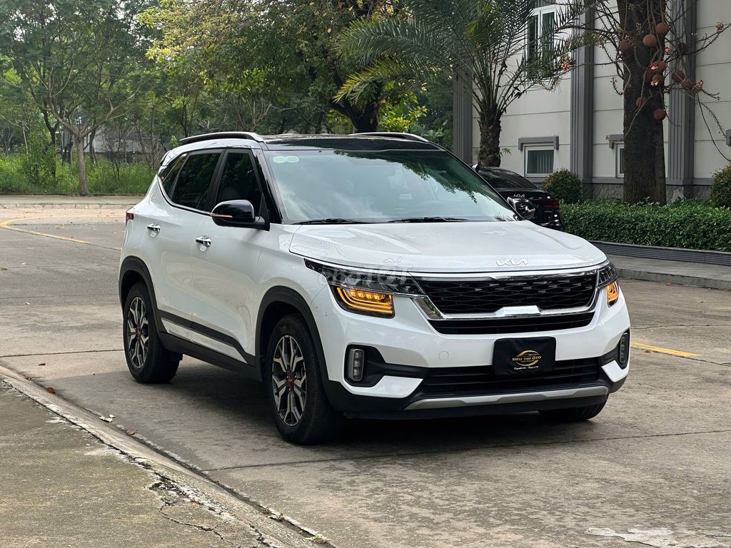 Kia Seltos 2024 белый 5 мест