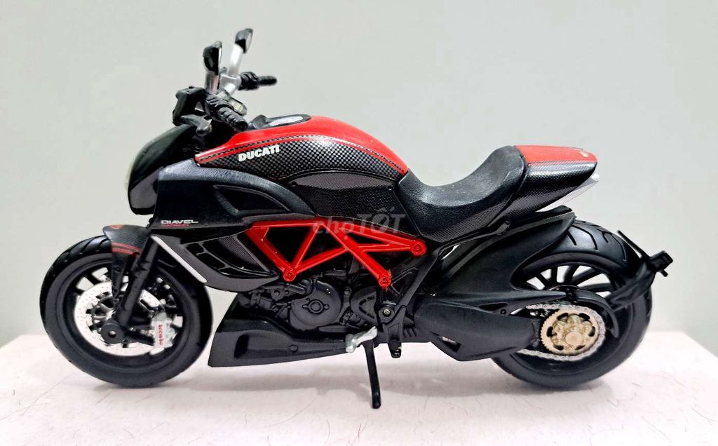 Xe Motor Ducati dáng cào cào, đen pha đỏ