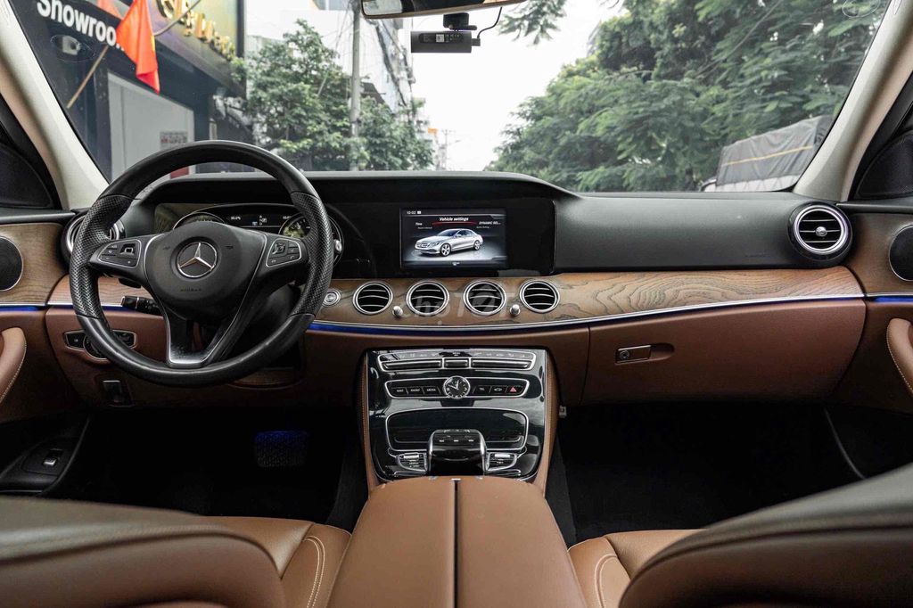 Mercedes E200 ĐKLĐ 2018 - Trắng/Nâu - Zin Đẹp. Mua bán Ô tô tại Quận 7 Tp Hồ Chí Minh được đăng bởi Thật Nguyễn LongAnh Auto hình 9