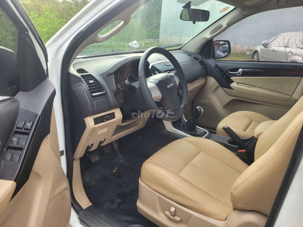 Белые детали Isuzu MU-X 2019