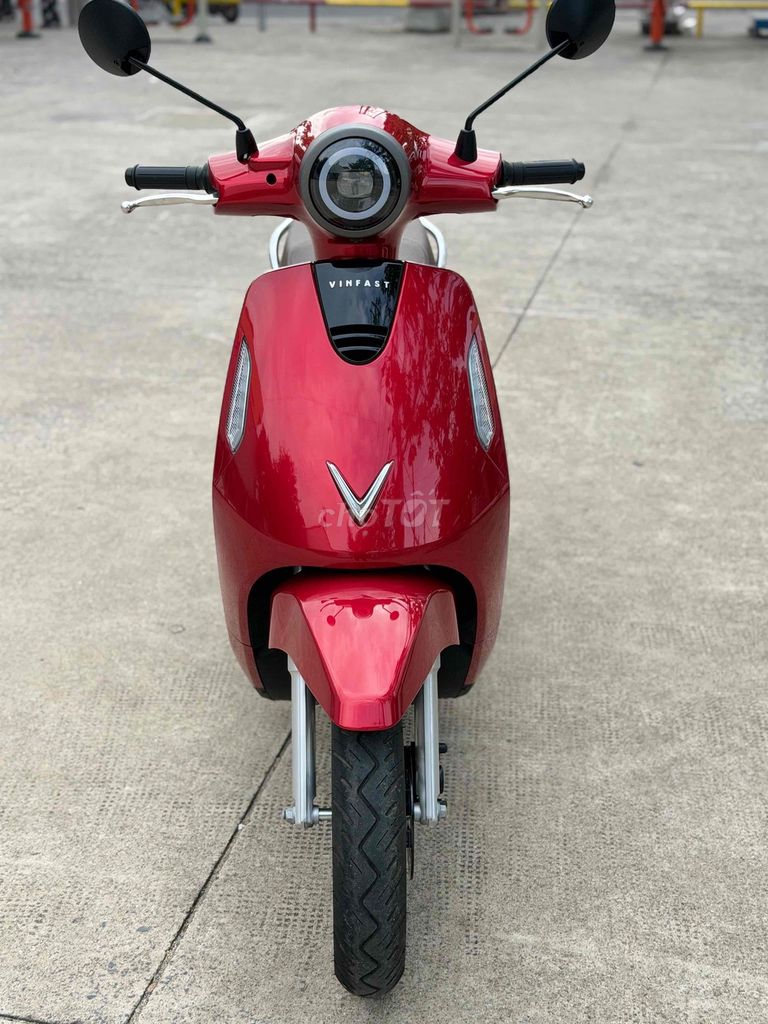 Красный электрический скутер VinFast Evo Lite Neo 2026, 1500 км