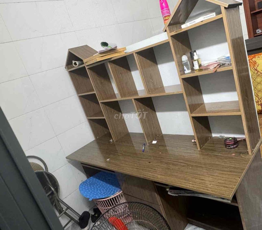 Bàn học Gỗ Nâu Còn mới. Mua bán Bàn ghế tại Thành phố Vinh Nghệ An được đăng bởi Uyển Như hình 1